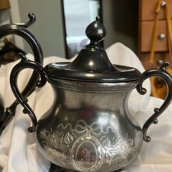Vintage Benedict Quadruple Silver Plated Teapot, Creamer, and Sugar Bowl - Picture 3 of 12
